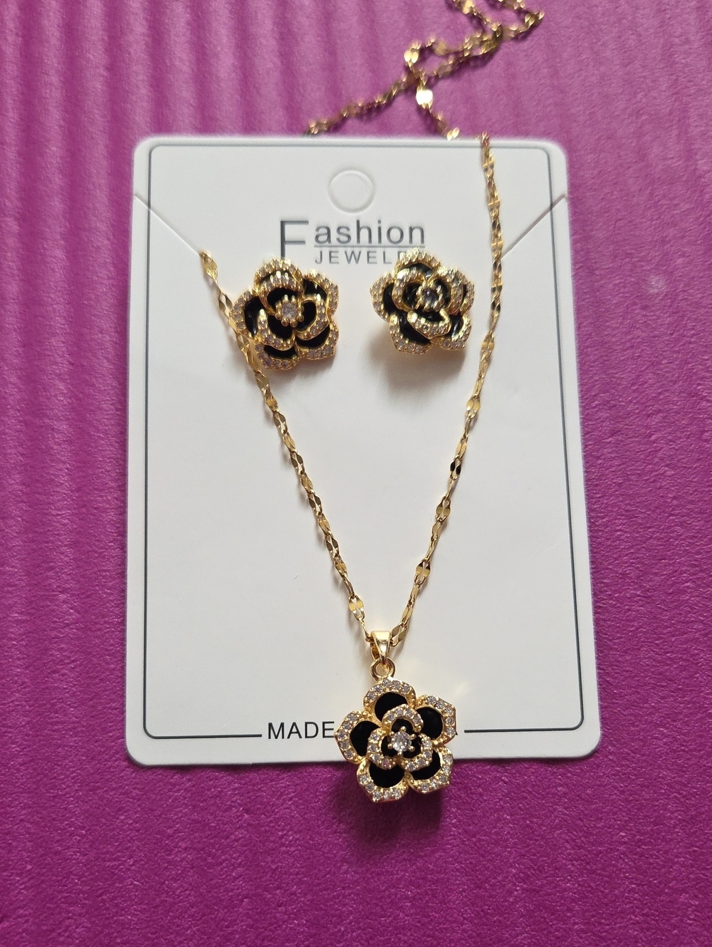 Fashion Jewelry Gold and Black Floral Pendant Necklace with Matching Studs